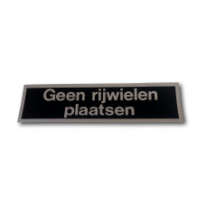 STICKER 165X45 ZWART/ZILVER TEKST "GEEN RIJWIELEN PLAATSEN"