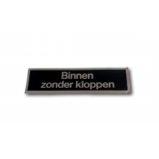 STICKER 165X45 ZWART/ZILVER TEKST "BINNEN ZONDER KLOPPEN"